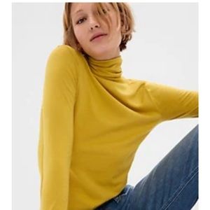 GAP Featherweight Turtleneck Women’s Size Small in Mustard Yellow